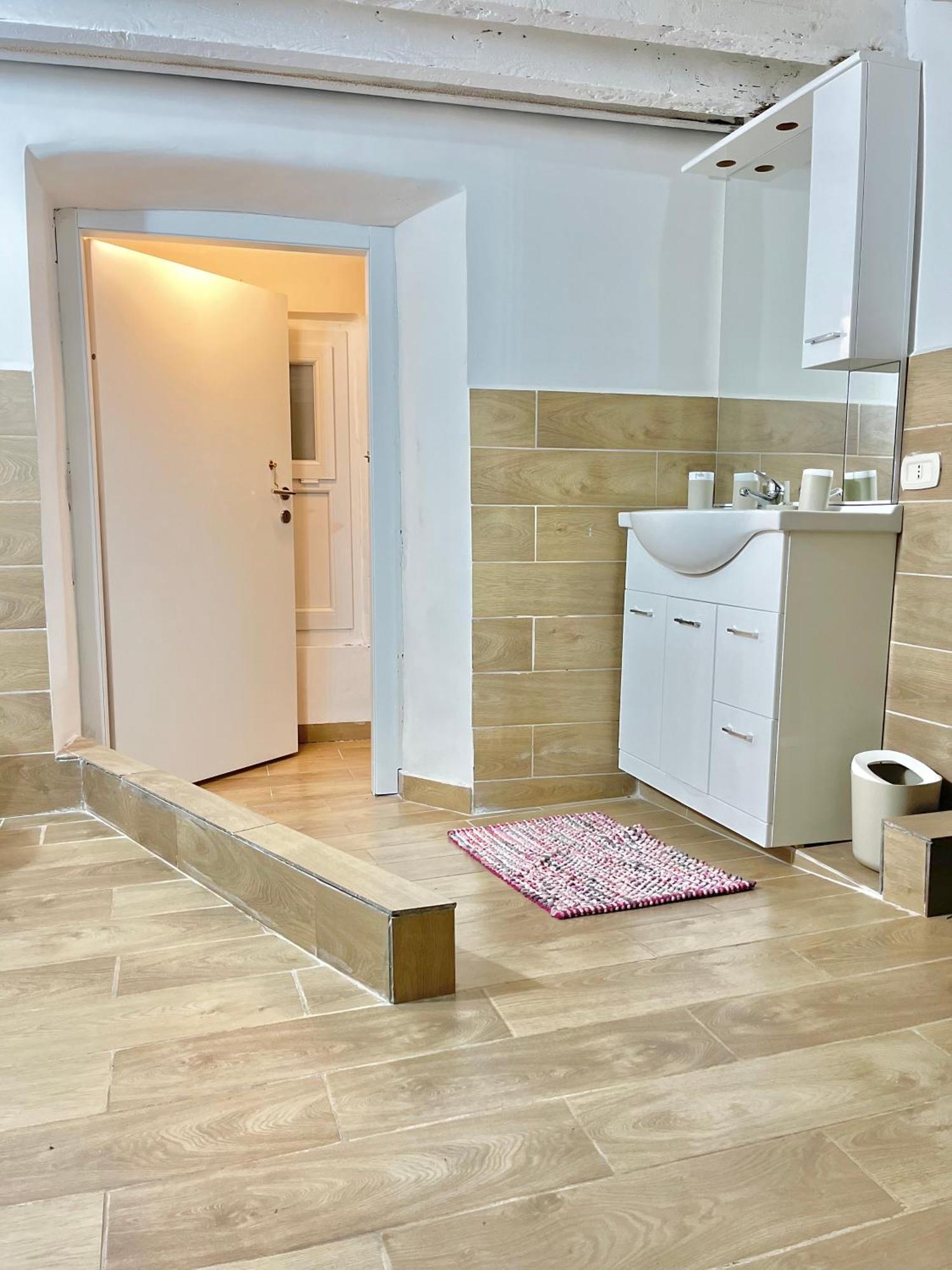 Genova Centro Affittacamere- Bagno In Comune Exterior foto